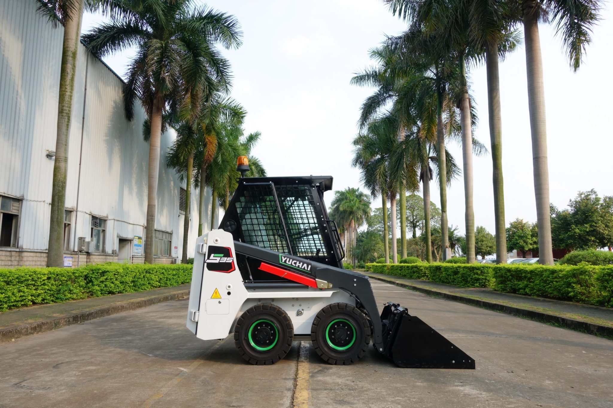 Compact skid steer loader for versatile job site use