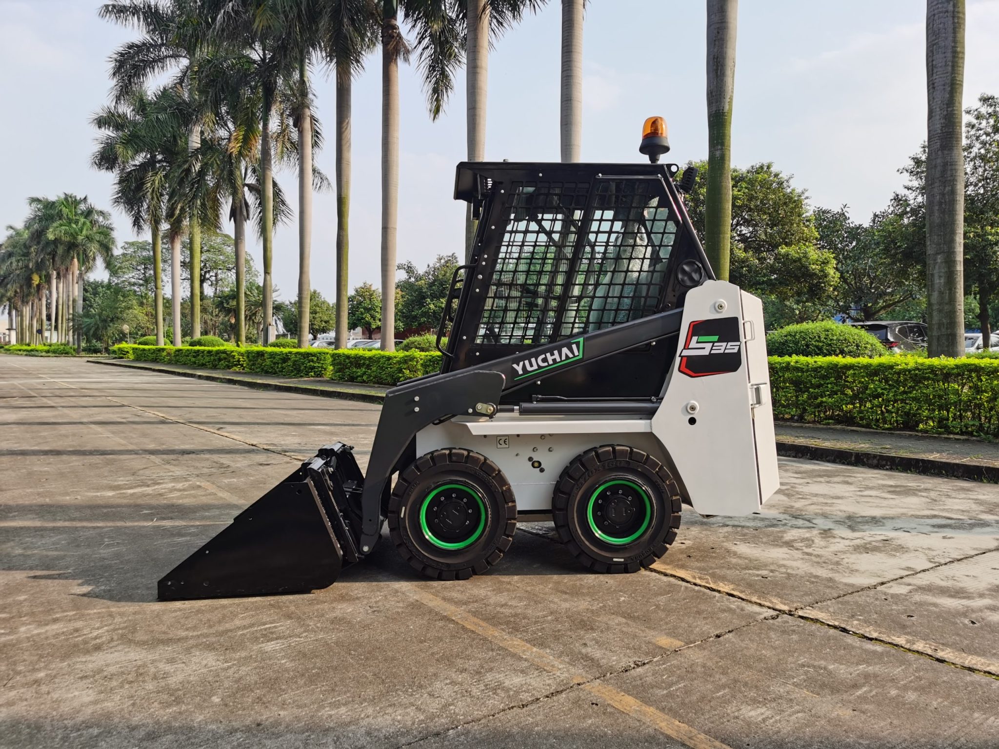 Yuchai Americas Heavy-duty skid steer with high lifting capacity