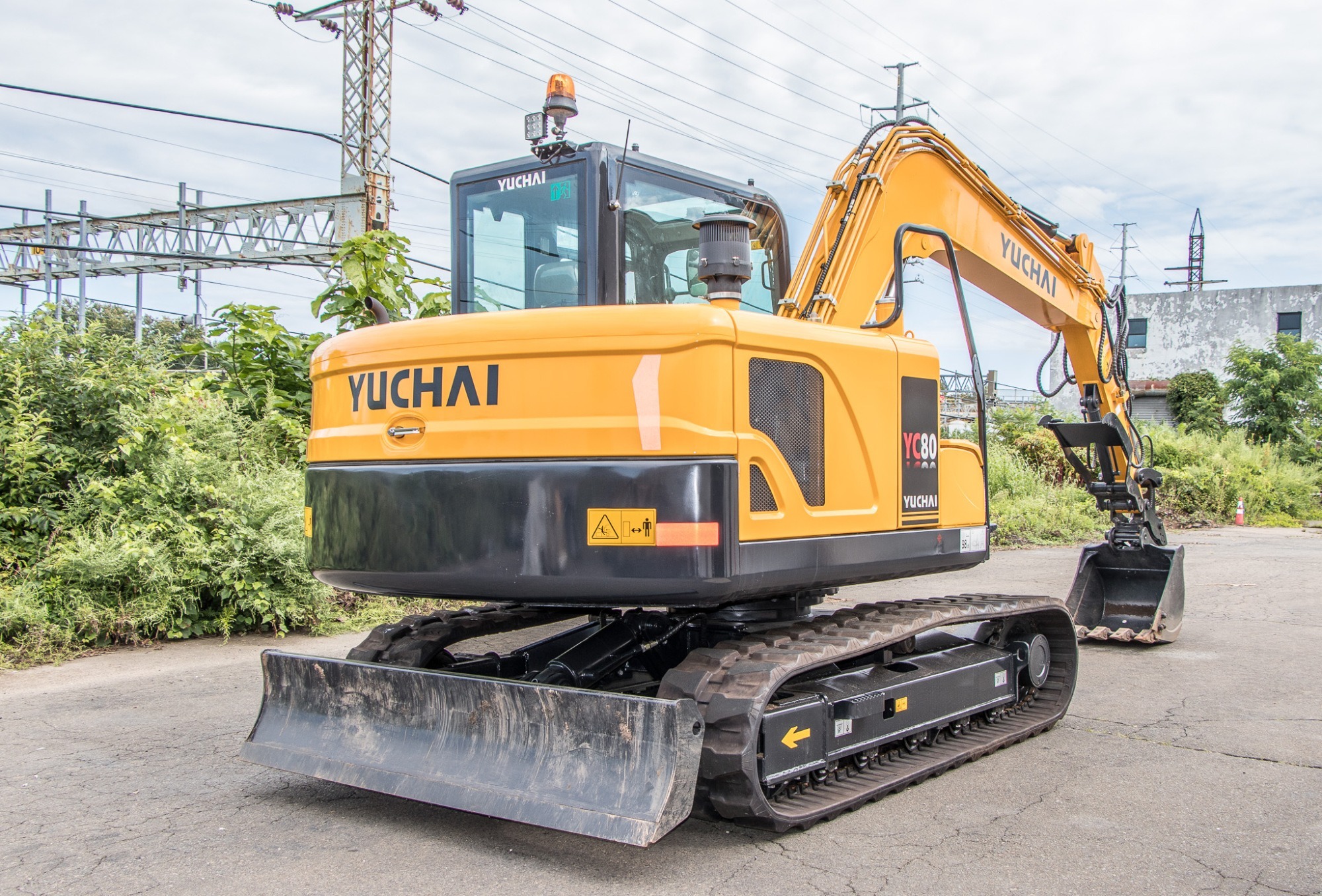 Forklifts near me: Yuchai YC80 excavator